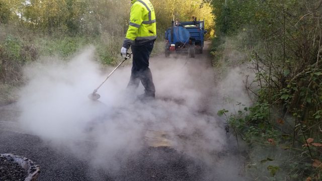 Hot Hot liquid bitumen binder spray application for tar-and-chip surfacing