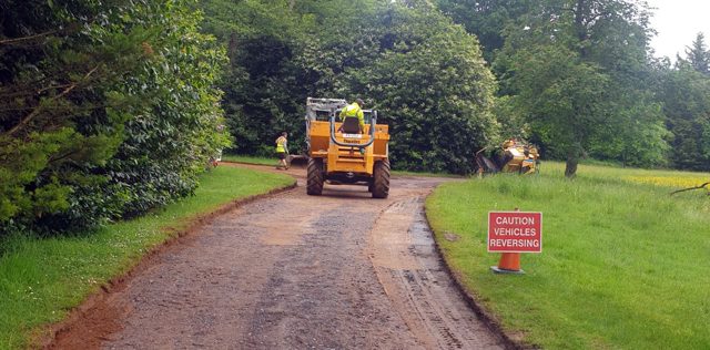 Preparing the base of a private access lane before tarmac resurfacing